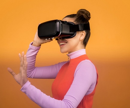 Femme en train d'utiliser un casque virtuel